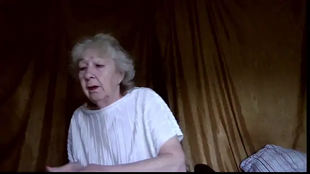 Snapshot of _Estelitta_5 chatting on June 3, 2026, 6:47 am Estelitta 5 online show from June 3, 2026, 6:47 am