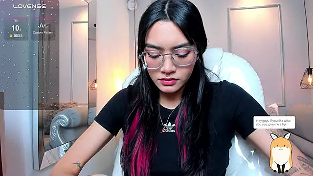 AzuraKindong online show from November 7, 2025, 7:18 pm