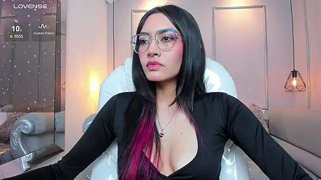 AzuraKindong online show from November 10, 2025, 7:19 pm