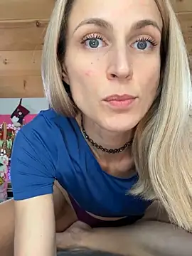 Snapshot of DanaeJustine chatting on December 2, 2025, 8:43 pm DanaeJustine online show from December 2, 2025, 8:43 pm