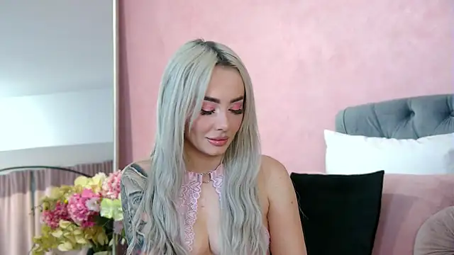 Snapshot of FrancescaMcGray chatting on November 11, 2025, 8:42 am FrancescaMcGray online show from November 11, 2025, 8:42 am