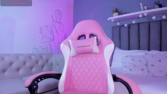 Snapshot of atenea_jones chatting on December 15, 2025, 7:31 pm atenea jones online show from December 15, 2025, 7:31 pm