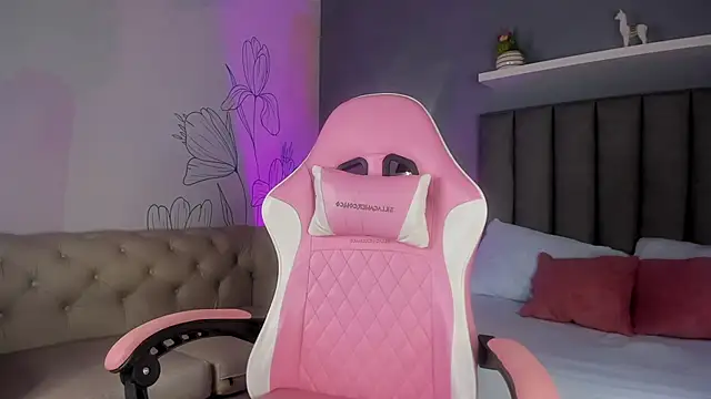 Snapshot of atenea_jones chatting on November 25, 2025, 7:47 pm atenea jones online show from November 25, 2025, 7:47 pm