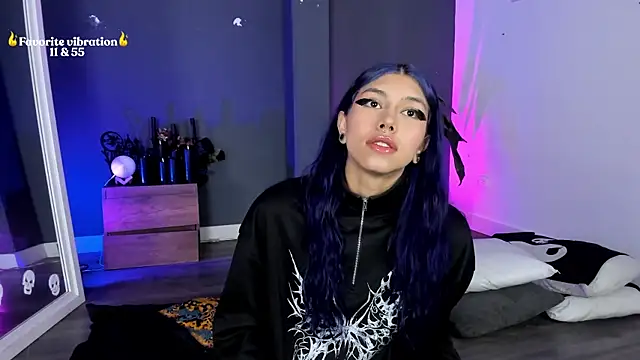 Snapshot of Raven_Witch_ chatting on May 17, 2026, 1:11 pm Raven Witch online show from May 17, 2026, 1:11 pm