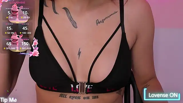 Snapshot of violeth_hill chatting on November 28, 2025, 5:57 pm violeth hill online show from November 28, 2025, 5:57 pm