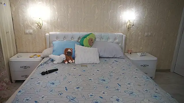 LunaaMayy online show from April 16, 2026, 9:39 pm