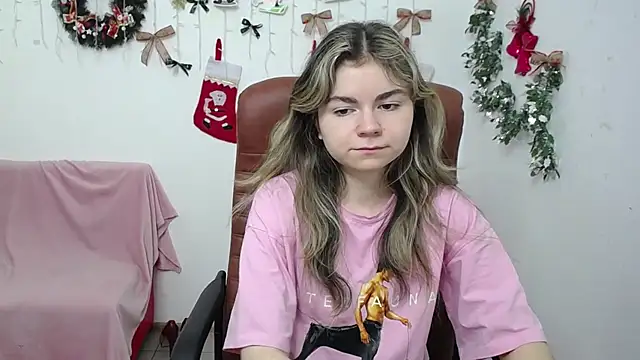 Snapshot of TinaRedly chatting on December 14, 2025, 6:46 pm TinaRedly online show from December 14, 2025, 6:46 pm