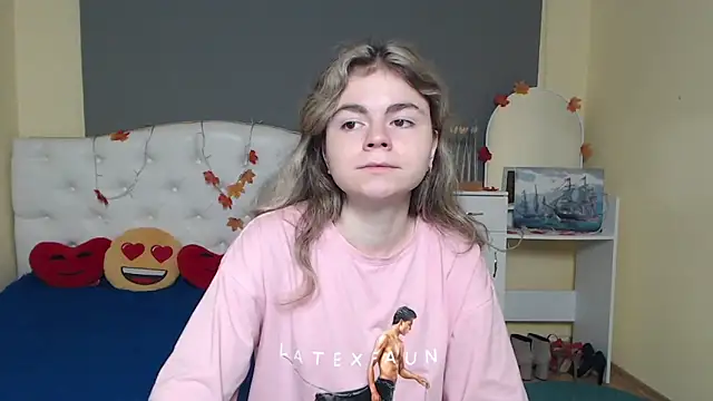 Snapshot of TinaRedly chatting on November 22, 2025, 12:26 pm TinaRedly online show from November 22, 2025, 12:26 pm