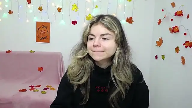 Snapshot of TinaRedly chatting on December 2, 2025, 6:42 pm TinaRedly online show from December 2, 2025, 6:42 pm