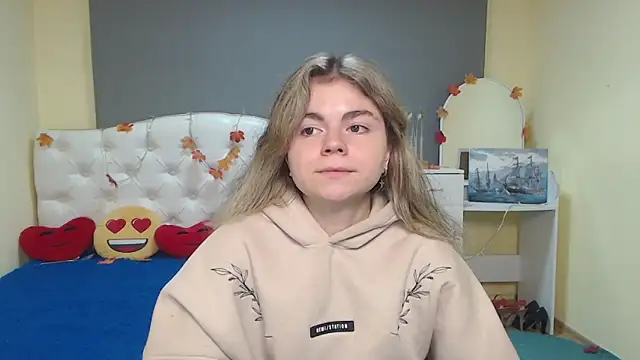 Snapshot of TinaRedly chatting on November 17, 2025, 6:45 pm TinaRedly online show from November 17, 2025, 6:45 pm