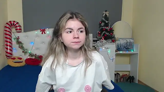 Snapshot of TinaRedly chatting on December 16, 2025, 6:34 pm TinaRedly online show from December 16, 2025, 6:34 pm