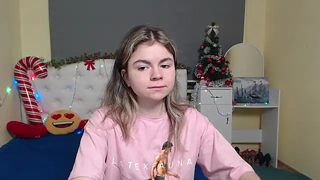 Snapshot of TinaRedly chatting on December 13, 2025, 8:04 pm TinaRedly online show from December 13, 2025, 8:04 pm