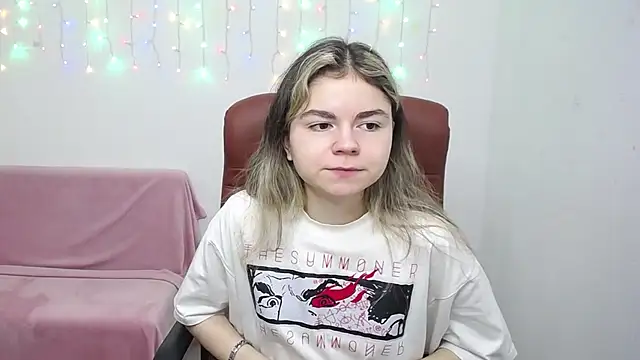 Snapshot of TinaRedly chatting on December 5, 2025, 6:50 pm TinaRedly online show from December 5, 2025, 6:50 pm