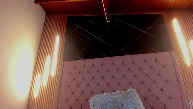 AinaPink online show from March 12, 2025, 4:56 pm