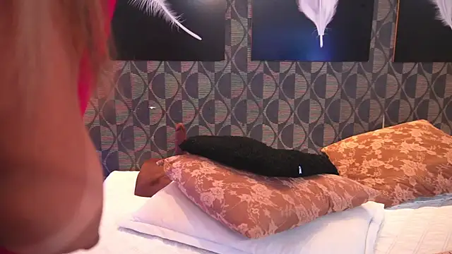 Snapshot of SharomRoss chatting on November 12, 2025, 3:49 pm SharomRoss online show from November 12, 2025, 3:49 pm