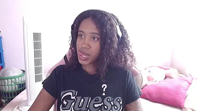 Snapshot of TiffanyRoouse chatting on March 22, 2025, 7:31 pm TiffanyRoouse online show from March 22, 2025, 7:31 pm