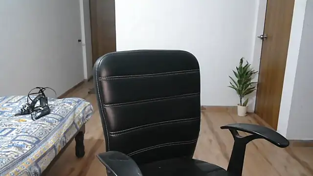 Snapshot of Suzie_darling chatting on February 6, 2026, 1:45 am Suzie darling online show from February 6, 2026, 1:45 am