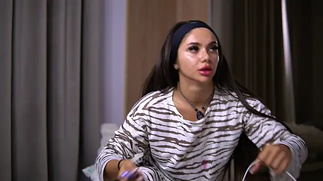 Snapshot of VanessaSimon chatting on May 22, 2026, 6:11 am VanessaSimon online show from May 22, 2026, 6:11 am
