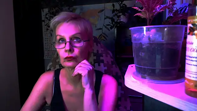 HelgaHimmell online show from April 10, 2026, 9:44 pm