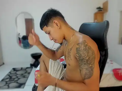 Snapshot of slim_master12 chatting on September 16, 2025, 4:02 am slim master12 online show from September 16, 2025, 4:02 am