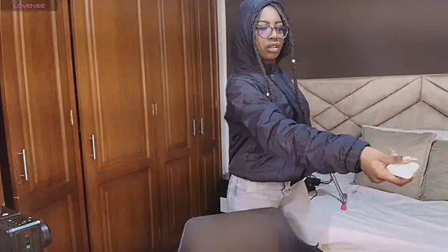 Raquel jones online show from November 28, 2025, 12:05 pm