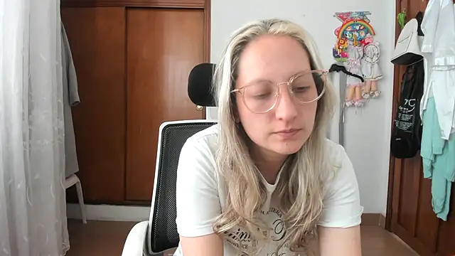 Adele johnsonn1 online show from November 6, 2025, 3:49 pm