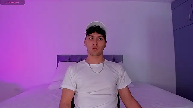 Snapshot of Valerio_James7 chatting on March 11, 2025, 7:36 pm Valerio James7 online show from March 11, 2025, 7:36 pm