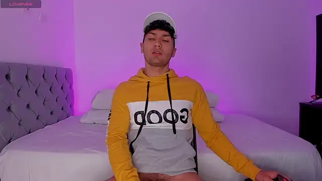 Snapshot of Valerio_James7 chatting on March 14, 2025, 1:05 am Valerio James7 online show from March 14, 2025, 1:05 am