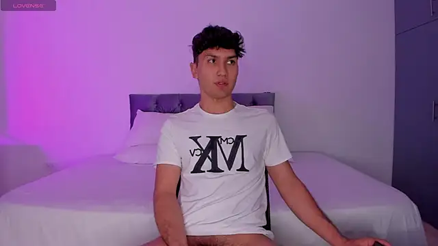 Snapshot of Valerio_James7 chatting on March 3, 2025, 11:03 pm Valerio James7 online show from March 3, 2025, 11:03 pm