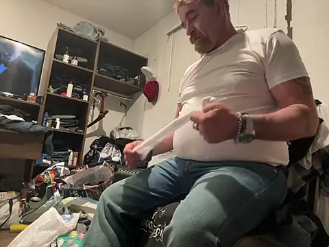 Snapshot of JakTRipr chatting on February 18, 2025, 9:43 am JakTRipr online show from February 18, 2025, 9:43 am