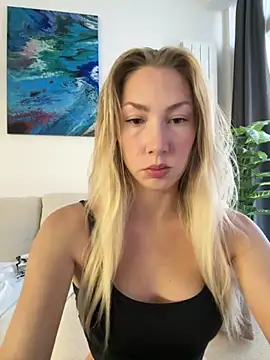 Snapshot of LuisaBecker chatting on November 28, 2025, 1:22 pm LuisaBecker online show from November 28, 2025, 1:22 pm