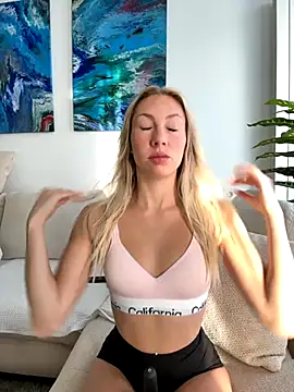 Snapshot of LuisaBecker chatting on October 22, 2025, 1:10 pm LuisaBecker online show from October 22, 2025, 1:10 pm