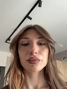 mollyyank online show from April 3, 2026, 12:44 pm