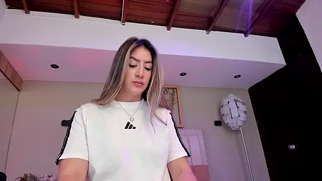  AlejaCruz  online show from April 5, 2026, 5:52 pm