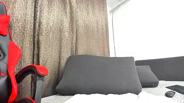 Snapshot of EmmaStward chatting on November 24, 2025, 7:14 pm EmmaStward online show from November 24, 2025, 7:14 pm