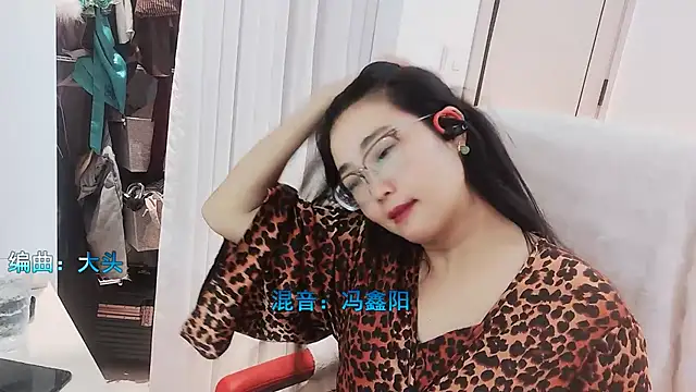 Snapshot of Floor_oo chatting on November 24, 2025, 3:01 pm Floor oo online show from November 24, 2025, 3:01 pm