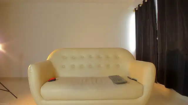 Snapshot of Emi_latingirl chatting on December 19, 2025, 9:28 pm Emi latingirl online show from December 19, 2025, 9:28 pm