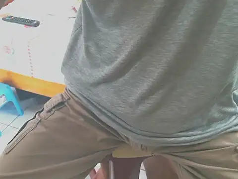 triangle0623 online show from October 28, 2025, 4:24 am