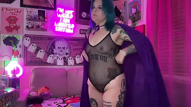 Snapshot of CherryBombBomb chatting on October 28, 2025, 4:57 am CherryBombBomb online show from October 28, 2025, 4:57 am