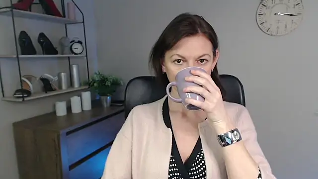 Snapshot of VivianWILD chatting on March 6, 2025, 9:58 am VivianWILD online show from March 6, 2025, 9:58 am