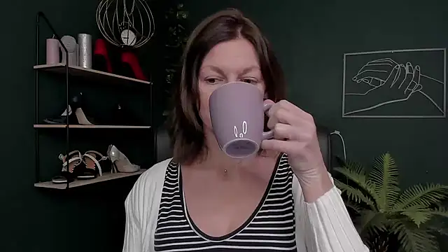 Snapshot of VivianWILD chatting on November 22, 2025, 8:13 am VivianWILD online show from November 22, 2025, 8:13 am