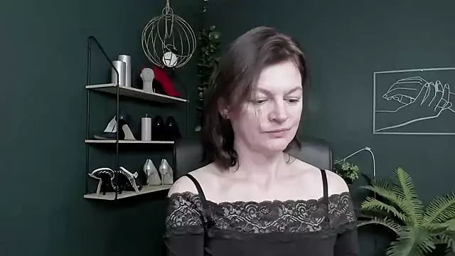 VivianWILD online show from April 15, 2026, 5:57 am