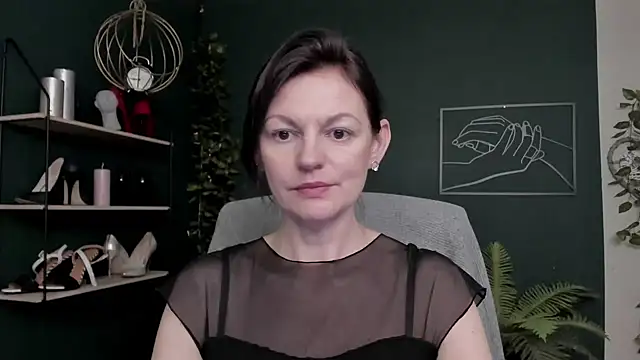 Snapshot of VivianWILD chatting on December 15, 2025, 8:20 am VivianWILD online show from December 15, 2025, 8:20 am