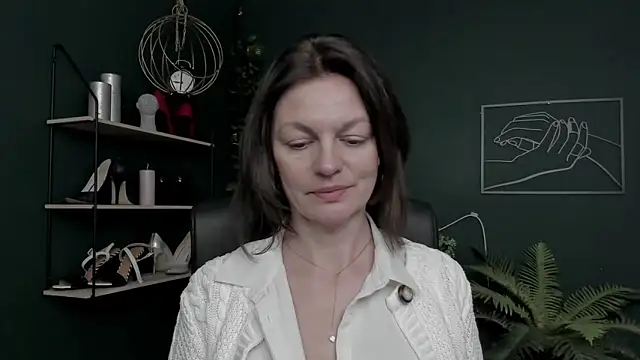 VivianWILD online show from December 17, 2025, 8:30 am