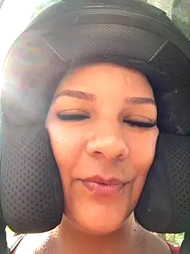 Snapshot of loreth_J chatting on September 9, 2025, 1:09 pm loreth J online show from September 9, 2025, 1:09 pm