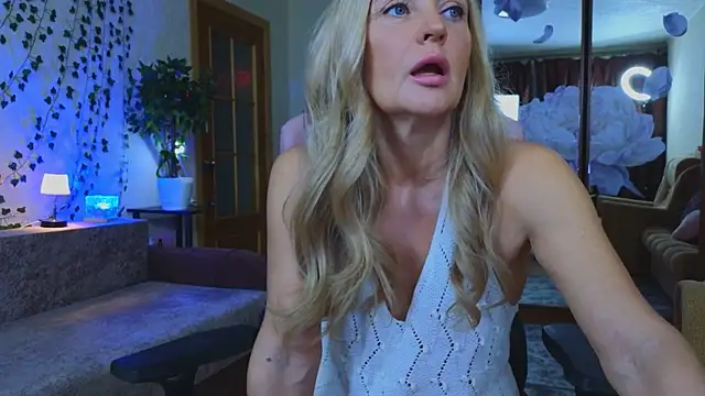 Snapshot of amelia_blondy chatting on December 15, 2025, 1:50 pm amelia blondy online show from December 15, 2025, 1:50 pm