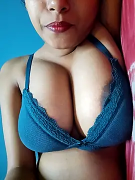 Snapshot of sexyindi_couple chatting on November 9, 2025, 1:26 pm sexyindi couple online show from November 9, 2025, 1:26 pm