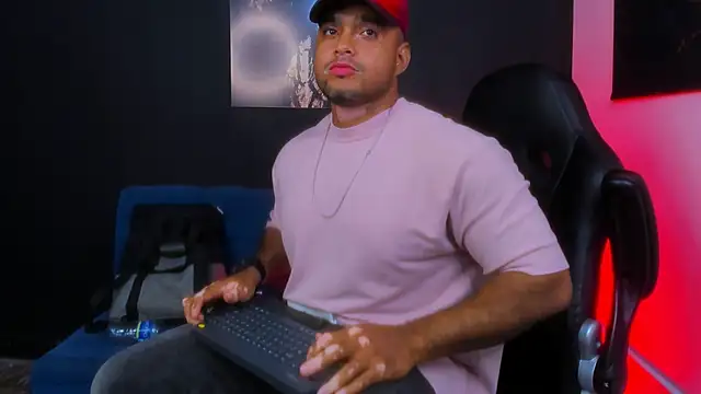 Snapshot of Big_furry_bear13 chatting on October 31, 2025, 5:26 am Big furry bear13 online show from October 31, 2025, 5:26 am