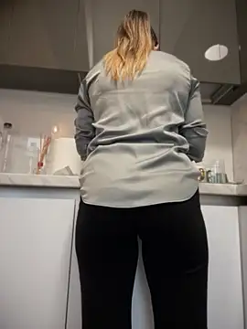 Snapshot of HotXMom chatting on November 30, 2025, 11:55 am HotXMom online show from November 30, 2025, 11:55 am