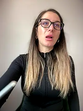 Snapshot of HotXMom chatting on November 25, 2025, 7:19 am HotXMom online show from November 25, 2025, 7:19 am